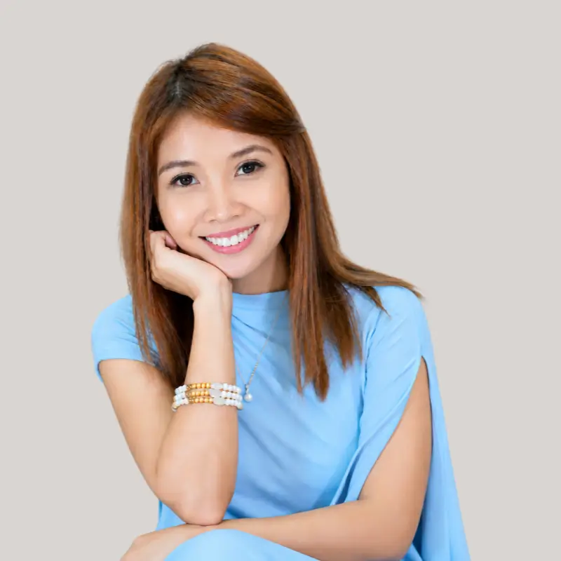 Rachelle Mata smiling, resting her chin on her hand